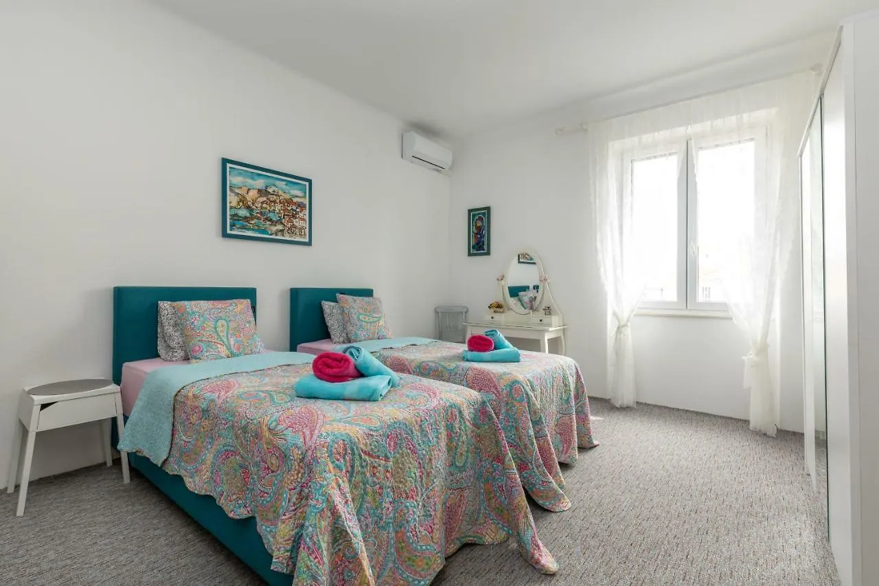 Apartment Kapo contacts